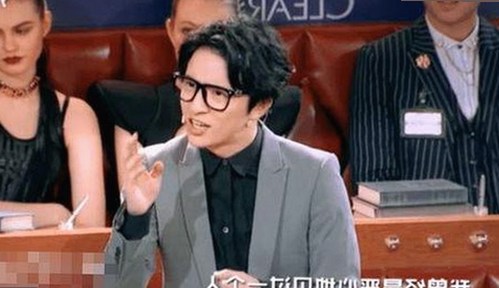 娱乐圈尴尬瞬间合集：明星翻车与校园墙趣事回顾